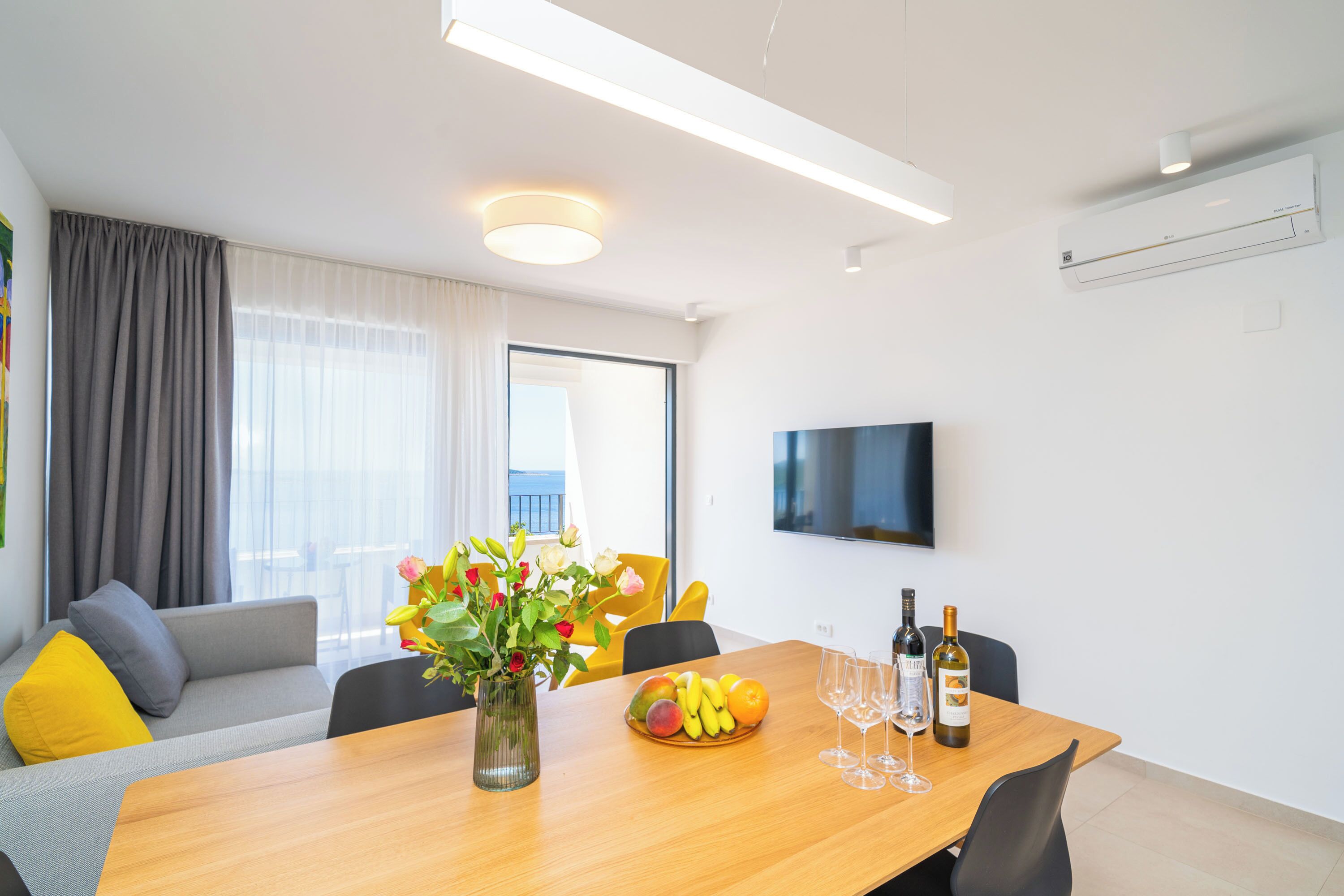 Deluxe Apartment, 3 Bedrooms, Sea View | Living area