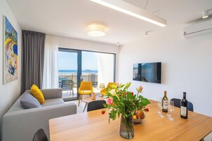 Apartamento Deluxe, 3 habitaciones, vistas al mar | Zona de estar