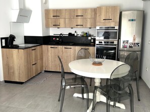 Køleskab, mikrobølgeovn, ovn, kogeplade