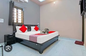 Basic Double or Twin Room | Free WiFi - The Crown Hotel (Murthal)