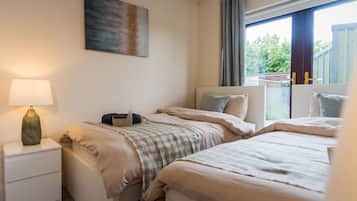 1 dormitorio, tabla de planchar con plancha, wifi y ropa de cama