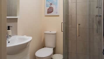 Ducha, secador de pelo, toallas y jabón