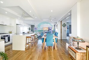 4 bedrooms - The Lava Lounge Panoramic Rooftop Holiday Retreat (Darwin)