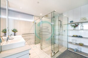 4 bedrooms - The Lava Lounge Panoramic Rooftop Holiday Retreat (Darwin)