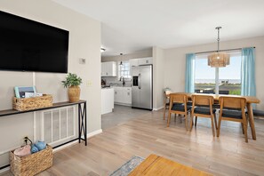 Dining - Waterfront, family-friendly, 5-bedroom house with Private Dock and Wi-Fi (Westover)