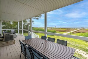 Outdoor dining - Waterfront, family-friendly, 5-bedroom house with Private Dock and Wi-Fi (Westover)