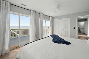 5 bedrooms, desk, travel cot, free WiFi - Waterfront, family-friendly, 5-bedroom house with Private Dock and Wi-Fi (Westover)