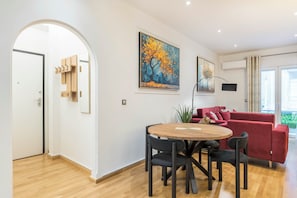 Classic-Apartment, Balkon | Wohnbereich