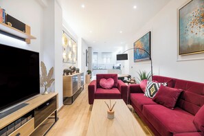 Classic-lejlighed - balkon | Stue | 56-tommers smart-tv med digitale kanaler, Netflix, bøger