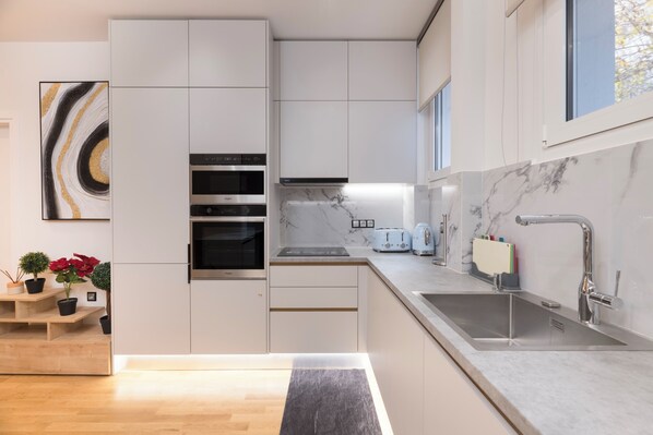 Classic-lejlighed - balkon | Privat køkken | Køleskab/fryser i fuld størrelse, mikrobølgeovn, ovn, kogeplade