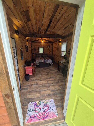 Charming cabin in delightful Watkins Glen with AC and beautiful surroundings.
