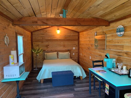 Cozy cabin with WiFi and AC in serene Watkins Glen.