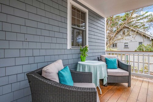 Monomoscoy Island Retreat w/ Outdoor Living