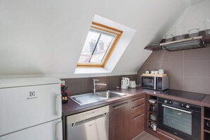 Kjøleskap, mikrobølgeovn, ovn og kokeplater