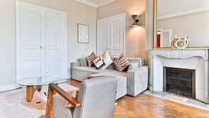 Living area - Spacious 4 bedrooms - Paris 11th with style (Paris)