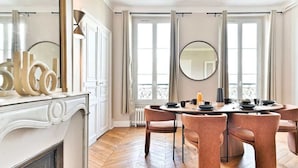 Dining - Spacious 4 bedrooms - Paris 11th with style (Paris)