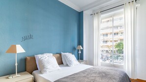 Iron/ironing board, WiFi (free), bed sheets - HappyFew Palazzo Suite (Nice)