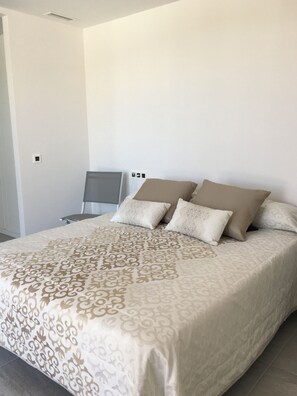 5 habitaciones, tabla de planchar con plancha, wifi y ropa de cama