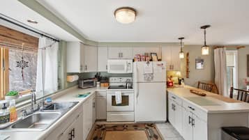 Townhome, 2 Bedrooms | Private kitchen | Fridge, oven, coffee/tea maker, toaster