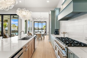 Kylskåp, mikrovågsugn, ugn och spishäll