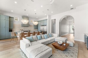 Smart-tv, eldstad, böcker och kontor