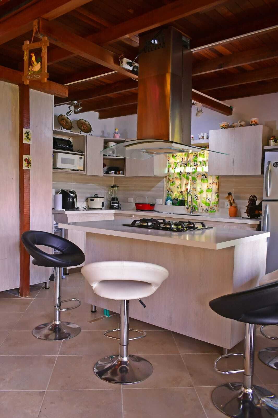 Kylskåp, mikrovågsugn, spishäll och diskmaskin