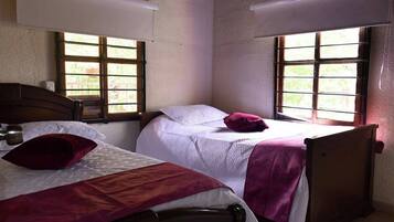 4 bedrooms, desk, free WiFi, bed sheets