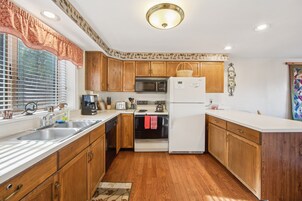 Townhome, 3 Bedrooms | Private kitchen | Fridge, oven, coffee/tea maker, toaster