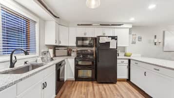 Townhome, 3 Bedrooms | Private kitchen | Fridge, oven, coffee/tea maker, toaster