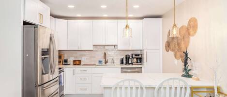 Réfrigérateur, micro-ondes, four, plaque de cuisson