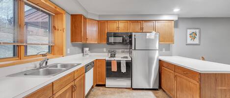 Townhome, 3 Bedrooms | Private kitchen | Fridge, oven, coffee/tea maker, toaster