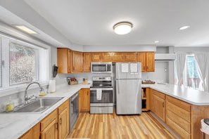 Maison mitoyenne, 3 chambres | Cuisine privée | Réfrigérateur, four, cafetière/bouilloire, grille-pain