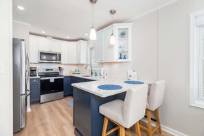 Kylskåp, mikrovågsugn, ugn och spishäll