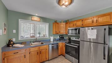 Townhouse, 3 kamar tidur | Dapur pribadi | Lemari es, oven, mesin pembuat kopi/teh, dan pemanggang roti