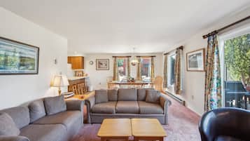 Townhome, 3 Bedrooms | Living area
