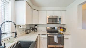 Townhome, 1 Bedroom | Private kitchen | Fridge, oven, coffee/tea maker