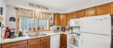 Townhome, 2 Bedrooms | Private kitchen