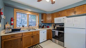 Townhome, 3 Bedrooms | Private kitchen | Fridge, oven, coffee/tea maker, toaster