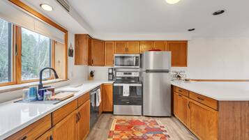 Townhome, 3 Bedrooms | Private kitchen | Fridge, oven, coffee/tea maker, toaster