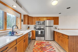 Townhome, 3 Bedrooms | Private kitchen | Fridge, oven, coffee/tea maker, toaster