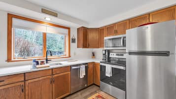 Townhome, 3 Bedrooms | Private kitchen | Fridge, oven, coffee/tea maker, toaster