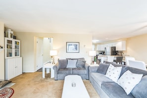 Residenza, 2 camere da letto | Area soggiorno | Smart TV, servizi in streaming