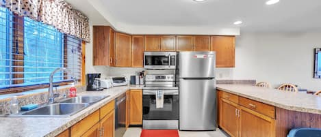 Casa de ciudad, 3 habitaciones | Cocina privada | Refrigerador, horno, cafetera y tetera y tostadora