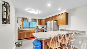 Townhome, 3 Bedrooms | Private kitchen | Fridge, oven, coffee/tea maker, toaster