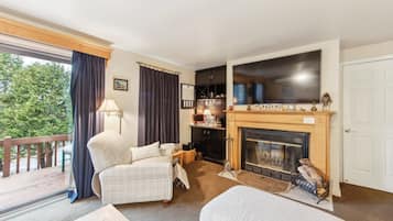 Townhome, 3 Bedrooms | Living area | Smart TV, streaming services