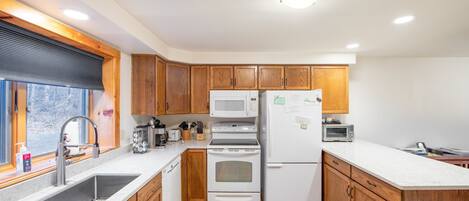 Byhus - 2 soveværelser | Privat køkken | Køleskab, ovn, kaffe-/temaskine, brødrister