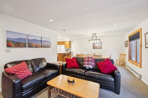 Casa de ciudad, 2 habitaciones | Área de sala de estar | Smart TV y servicios de streaming 