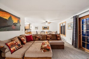 Stadtwohnung, 2 Schlafzimmer | Wohnbereich