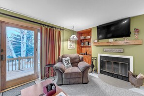 Nhà liên kế, 2 phòng ngủ | Khu phòng khách | Smart TV, dịch vụ stream