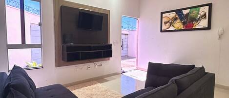 Maison Confort, patio | Coin séjour | TV connectée de 32 pouces avec chaînes numériques, Netflix